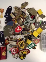 Grote verzameling militaire insignes, schouderstukken en mouwemblemen – foto 2 – kavel bij De Kringwinkel, Leopoldsburg