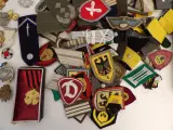 Grote verzameling militaire insignes, schouderstukken en mouwemblemen – foto 3 – kavel bij De Kringwinkel, Leopoldsburg
