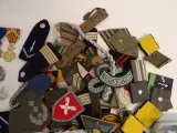 Grote verzameling militaire insignes, schouderstukken en mouwemblemen – foto 4 – kavel bij De Kringwinkel, Leopoldsburg