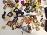 Grote verzameling militaire insignes, schouderstukken en mouwemblemen – foto 6 – kavel bij De Kringwinkel, Leopoldsburg