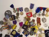 Grote verzameling militaire insignes, schouderstukken en mouwemblemen – foto 7 – kavel bij De Kringwinkel, Leopoldsburg