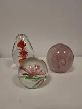 Set van 3 glazen presse-papiers met bloem- en bubbeldesign – kavel bij De Kringwinkel, Ronse