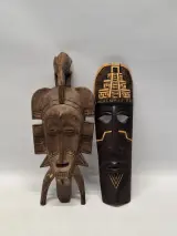 Set van twee handgesneden houten wandmaskers uit Afrika en Mexico – kavel bij De Kringwinkel, Gent