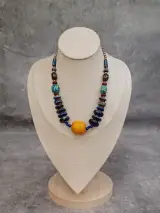Etnisch statement halssnoer met gele kraal en Lapiz Lazuli look – kavel bij De Kringwinkel, Gent