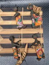 Set van 3 kleinere West-Afrikaanse wanddecoraties met miniatuurpoppen in dorpsscènes – foto 3 – kavel bij De Kringwinkel, Gent