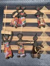Set van 3 kleinere West-Afrikaanse wanddecoraties met miniatuurpoppen in dorpsscènes – foto 4 – kavel bij De Kringwinkel, Gent