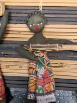 Set van 3 kleinere West-Afrikaanse wanddecoraties met miniatuurpoppen in dorpsscènes – foto 5 – kavel bij De Kringwinkel, Gent