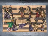 Set van 3 kleinere West-Afrikaanse wanddecoraties met miniatuurpoppen in dorpsscènes – foto 6 – kavel bij De Kringwinkel, Gent