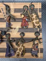 Set van 3 kleinere West-Afrikaanse wanddecoraties met miniatuurpoppen in dorpsscènes – foto 7 – kavel bij De Kringwinkel, Gent