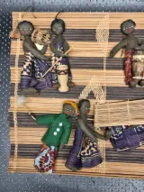 Set van 3 kleinere West-Afrikaanse wanddecoraties met miniatuurpoppen in dorpsscènes – foto 8 – kavel bij De Kringwinkel, Gent
