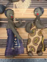 Set van 3 kleinere West-Afrikaanse wanddecoraties met miniatuurpoppen in dorpsscènes – foto 9 – kavel bij De Kringwinkel, Gent