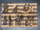 Set van 3 kleinere West-Afrikaanse wanddecoraties met miniatuurpoppen in dorpsscènes – foto 10 – kavel bij De Kringwinkel, Gent