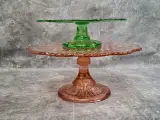 Set van twee vintage glazen taartplateaus op voet in Art Deco stijl – foto 2 – kavel bij De Kringwinkel, Gent