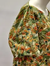 Elegante jurk met tropische en botanische print - Tim Van Steenbergen – foto 4 – kavel bij De Kringwinkel, Gent