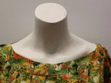 Elegante jurk met tropische en botanische print - Tim Van Steenbergen – foto 5 – kavel bij De Kringwinkel, Gent