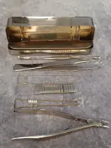 Uitgebreide en historische medische dokterset met Original Record instrumentendoos, diagnostische instrumenten en medicijnblikken – foto 6 – kavel bij De Kringwinkel, Gent