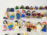 Lot van verschillende LEGO minifiguren en accessoires – foto 2 – kavel bij De Kringwinkel, Heverlee