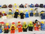Lot van verschillende LEGO minifiguren en accessoires – foto 3 – kavel bij De Kringwinkel, Heverlee