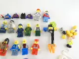 Lot van verschillende LEGO minifiguren en accessoires – foto 4 – kavel bij De Kringwinkel, Heverlee