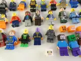 Lot van verschillende LEGO minifiguren en accessoires – foto 9 – kavel bij De Kringwinkel, Heverlee