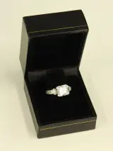 Sterling zilveren ring met vierkante facetgeslepen steen en zijstenen – foto 2 – kavel bij De Kringwinkel, Antwerpen