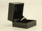 Sterling zilveren ring met vierkante facetgeslepen steen en zijstenen – foto 3 – kavel bij De Kringwinkel, Antwerpen