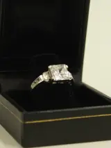 Sterling zilveren ring met vierkante facetgeslepen steen en zijstenen – foto 4 – kavel bij De Kringwinkel, Antwerpen