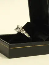 Sterling zilveren ring met vierkante facetgeslepen steen en zijstenen – foto 5 – kavel bij De Kringwinkel, Antwerpen