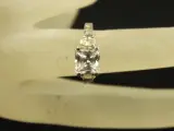 Sterling zilveren ring met vierkante facetgeslepen steen en zijstenen – foto 6 – kavel bij De Kringwinkel, Antwerpen