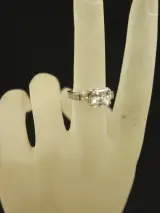 Sterling zilveren ring met vierkante facetgeslepen steen en zijstenen – foto 7 – kavel bij De Kringwinkel, Antwerpen