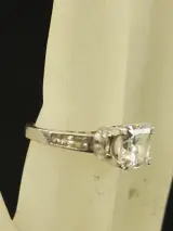 Sterling zilveren ring met vierkante facetgeslepen steen en zijstenen – foto 8 – kavel bij De Kringwinkel, Antwerpen