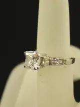 Sterling zilveren ring met vierkante facetgeslepen steen en zijstenen – foto 9 – kavel bij De Kringwinkel, Antwerpen