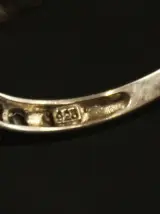 Sterling zilveren ring met vierkante facetgeslepen steen en zijstenen – foto 10 – kavel bij De Kringwinkel, Antwerpen