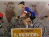 The Original Flandriens - handbeschilderde metalen wielrenners – foto 6 – kavel bij De Kringwinkel, Heverlee