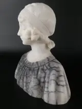 Decoratieve art-nouveaubuste van een jong meisje, V. Vaerenbergh – foto 5 – kavel bij De Kringwinkel, Heverlee