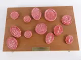 Set van 12 decoratieve reliëfplaquettes of zegelreproducties – kavel bij De Kringwinkel, Heverlee