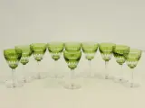 Set van 10 groene kristallen wijnglazen met geslepen decor – foto 3 – kavel bij De Kringwinkel, Antwerpen