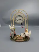 Romantische Vintage Tafelklok met Schommelende Vlinder en Sierlijke Duiven – kavel bij De Kringwinkel, Waardamme