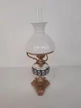 Klassieke Elektrische Olielamp / Tafellamp met Porseleinen Voet en Opaalglazen Kap – kavel bij De Kringwinkel, Waardamme