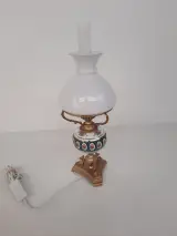 Klassieke Elektrische Olielamp / Tafellamp met Porseleinen Voet en Opaalglazen Kap – foto 3 – kavel bij De Kringwinkel, Waardamme