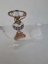 Klassieke Elektrische Olielamp / Tafellamp met Porseleinen Voet en Opaalglazen Kap – foto 5 – kavel bij De Kringwinkel, Waardamme