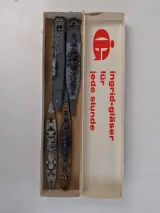 Vier miniatuur oorlogsschepen – kavel bij De Kringwinkel, Waardamme
