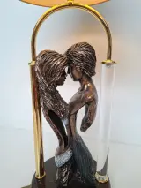 Prachtige Vintage Sculptuur Tafellamp – Romantisch Koppel in Bronzelook – foto 3 – kavel bij De Kringwinkel, Waardamme