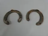 2 hoefijzers – kavel bij De Kringwinkel, Diest