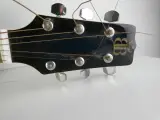 Blauwe akoestische gitaar met elektrische versterking – foto 2 – kavel bij De Kringwinkel, Heverlee