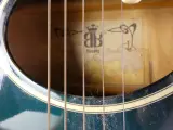 Blauwe akoestische gitaar met elektrische versterking – foto 9 – kavel bij De Kringwinkel, Heverlee