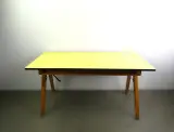 Vintage houten tafel met gele blad – kavel bij De Kringwinkel, Heverlee