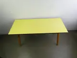 Vintage houten tafel met gele blad – foto 2 – kavel bij De Kringwinkel, Heverlee