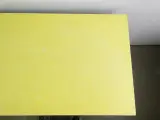 Vintage houten tafel met gele blad – foto 9 – kavel bij De Kringwinkel, Heverlee