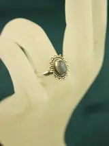 Sterling zilveren ring met labradoriet cabochon – kavel bij De Kringwinkel, Antwerpen